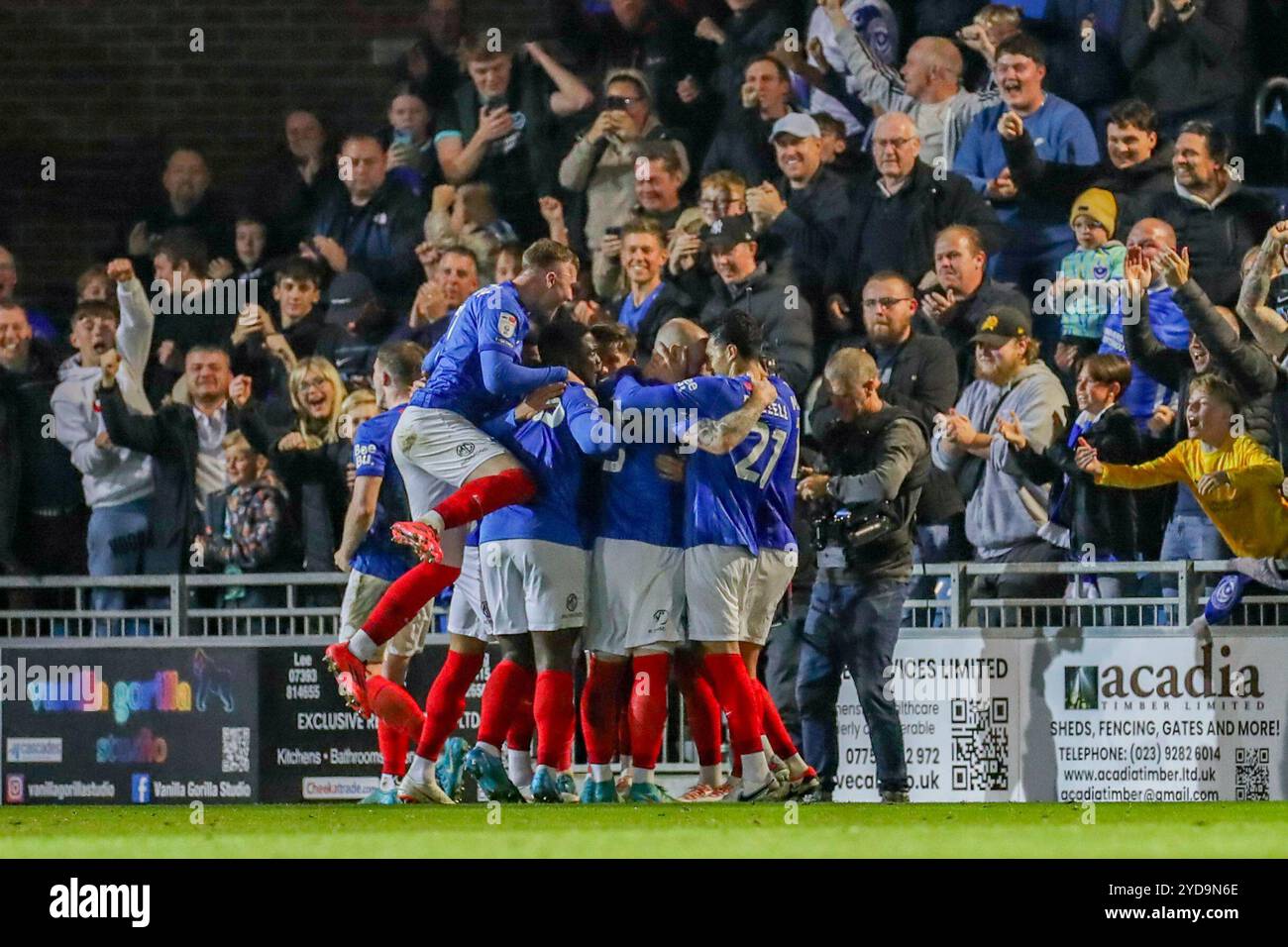 Le défenseur de Portsmouth Connor Ogilvie (3) marque un BUT 1-0 et célèbre le match du Portsmouth FC v Sheffield mercredi FC Sky Bet EFL Championship à Fratton Park, Portsmouth, Angleterre, Royaume-Uni le 25 octobre 2024 crédit : Every second Media/Alamy Live News Banque D'Images