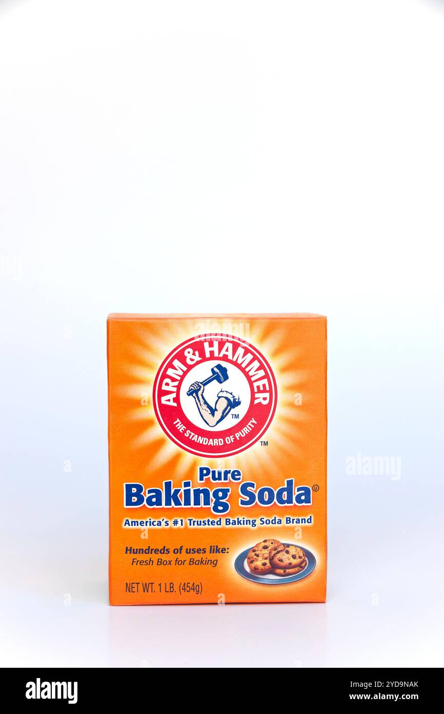 Boîte à soda de cuisson à bras et marteau. #1 marque de confiance en Amérique pour la cuisson, le nettoyage et la désodorisation. Banque D'Images