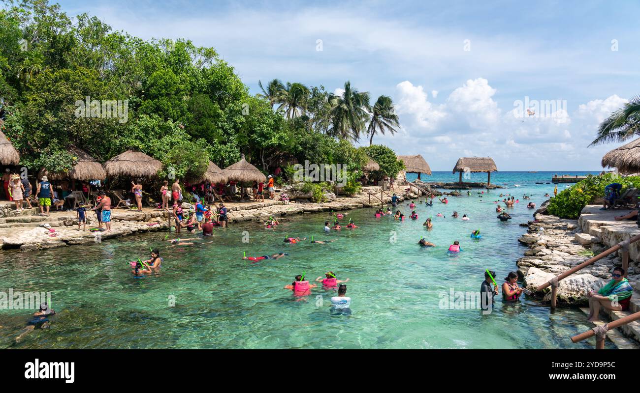 Cancun, Mexique - 13 septembre 2021 : plongée libre au parc Xcaret sur la Riviera Maya. Banque D'Images Cancun, Mexique - 13 septembre 2021 : plongée libre au parc Xcaret sur la Riviera Maya. Banque D'Images