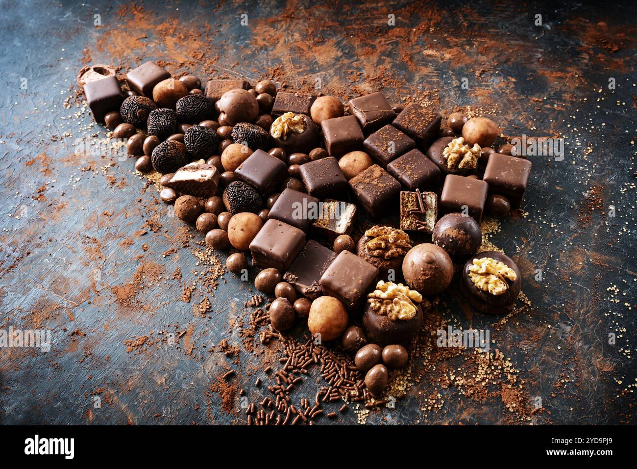 Arbre de Noël en forme de chocolat et de pralines sur un fond d'ardoise sombre, concept de vacances doux, espace de copie, foyer sélectionné, profondeur de champ étroite Banque D'Images