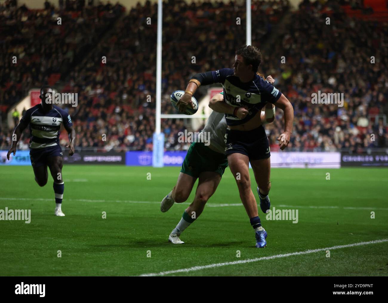 Benjamin Elizalde des Bristol Bears est attaqué par George Hendy des Northampton Saints lors du Gallagher Premiership match à Ashton Gate, Bristol. Date de la photo : vendredi 25 octobre 2024. Banque D'Images