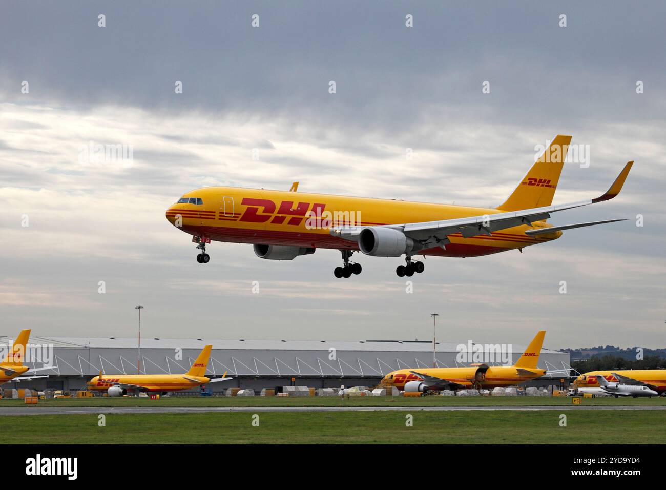 Boeing 767, G-DHLE atterrissant à un hub de transport de marchandises DHL. DHL Air Cargo Ltd DHL Aviation. Banque D'Images