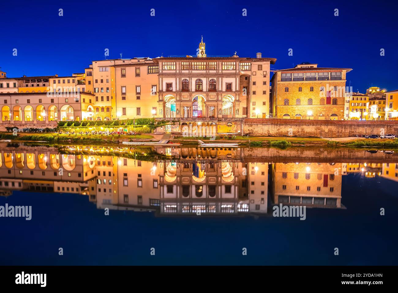 Galerie Uffizi et le front de mer de la rivière Arno réflexions du soir à Florence Banque D'Images