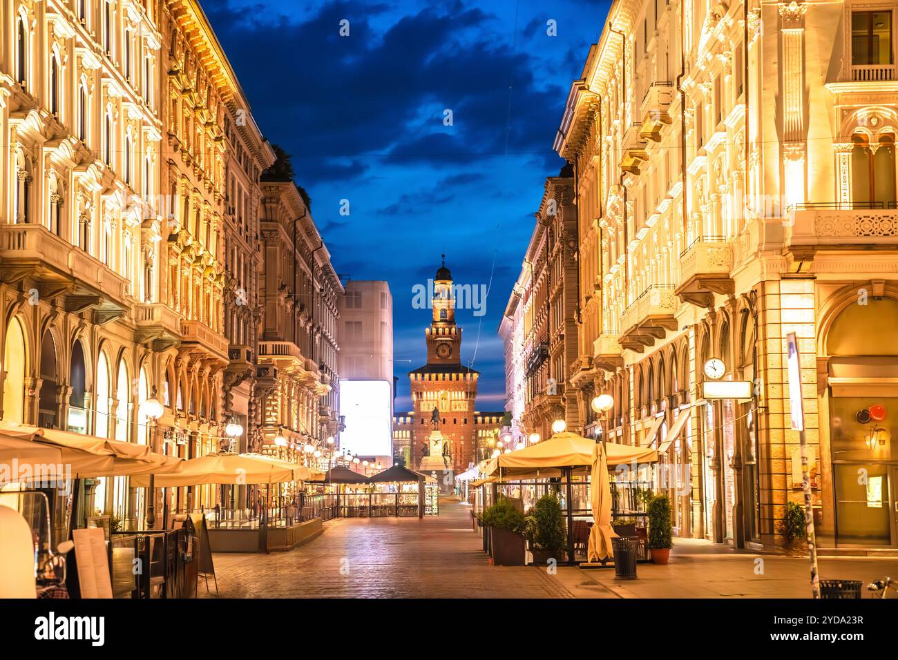 Rue du soir Milan et vue sur le château Sforzesco Banque D'Images