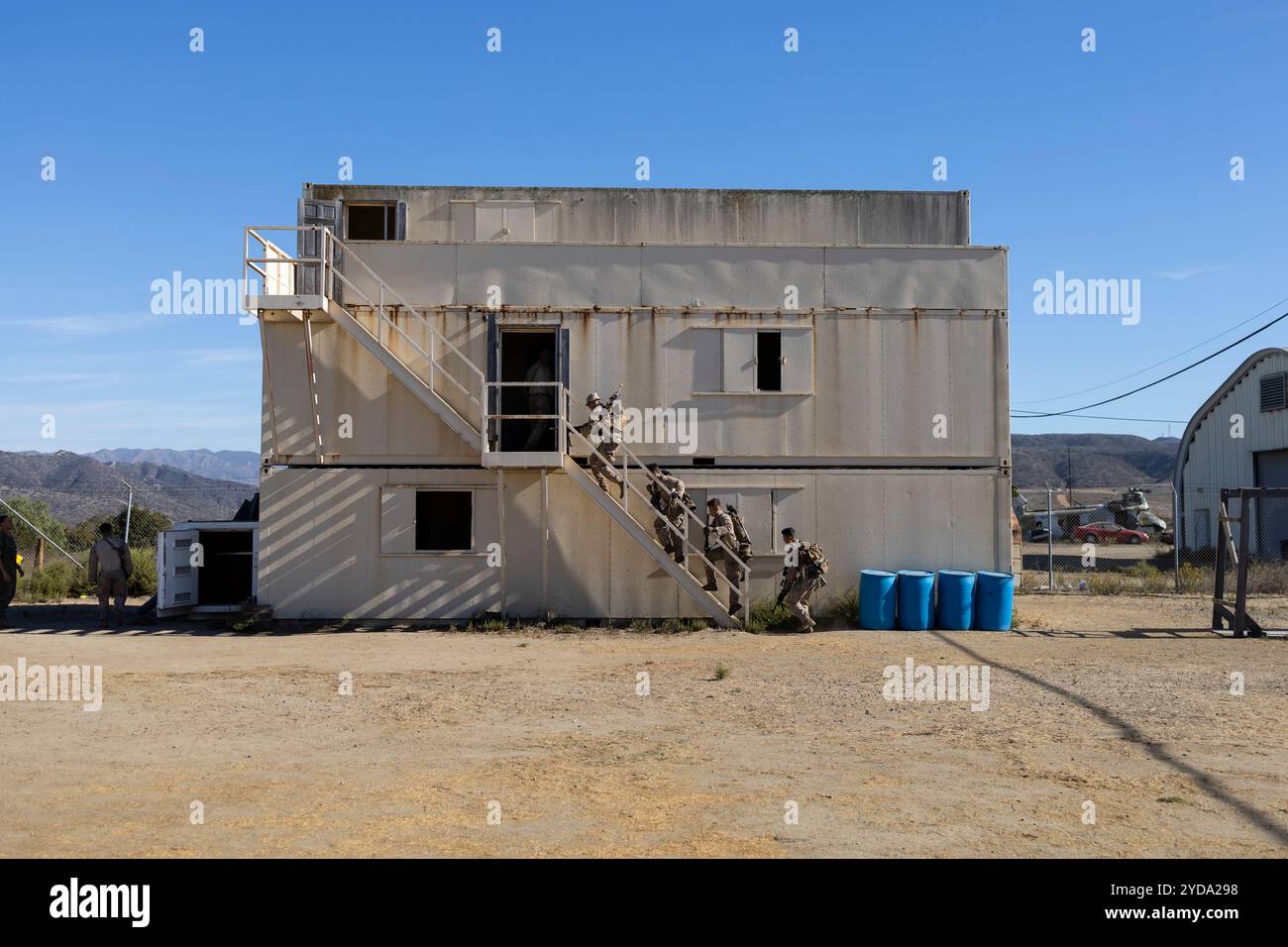 Les US Marines avec le 1er bataillon, le 7e Marines, la 1re division des Marines, les tactiques de nettoyage de salle de répétition lors d'un raid mécanisé organisé par l'Amphib Banque D'Images