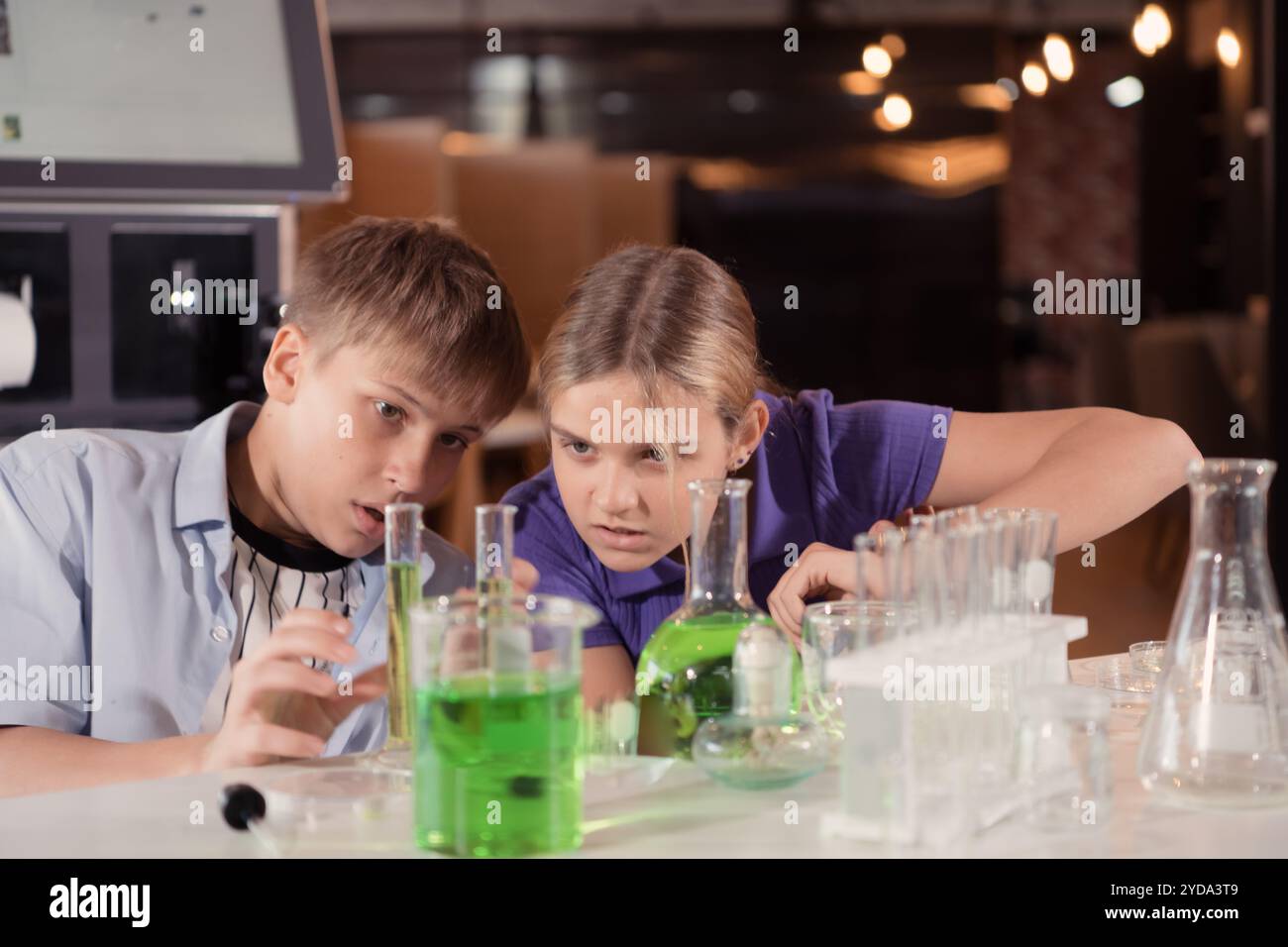 La classe de sciences aide les élèves à apprendre à observer, étudier et expérimenter les phénomènes naturels, puis systématiser le CV Banque D'Images