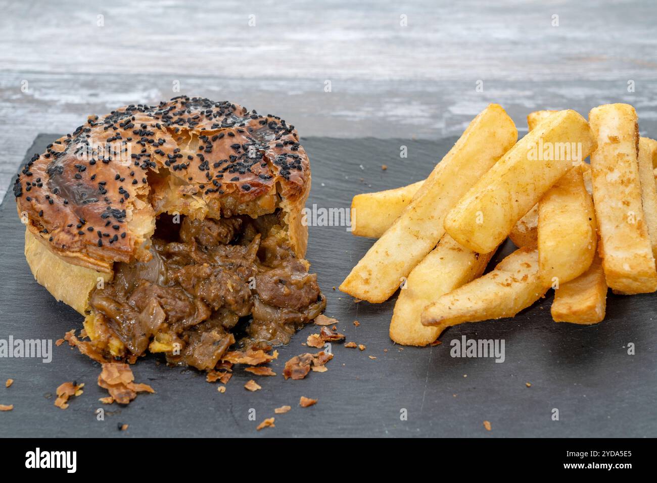 Une tarte au steak de bœuf avec des frites Banque D'Images