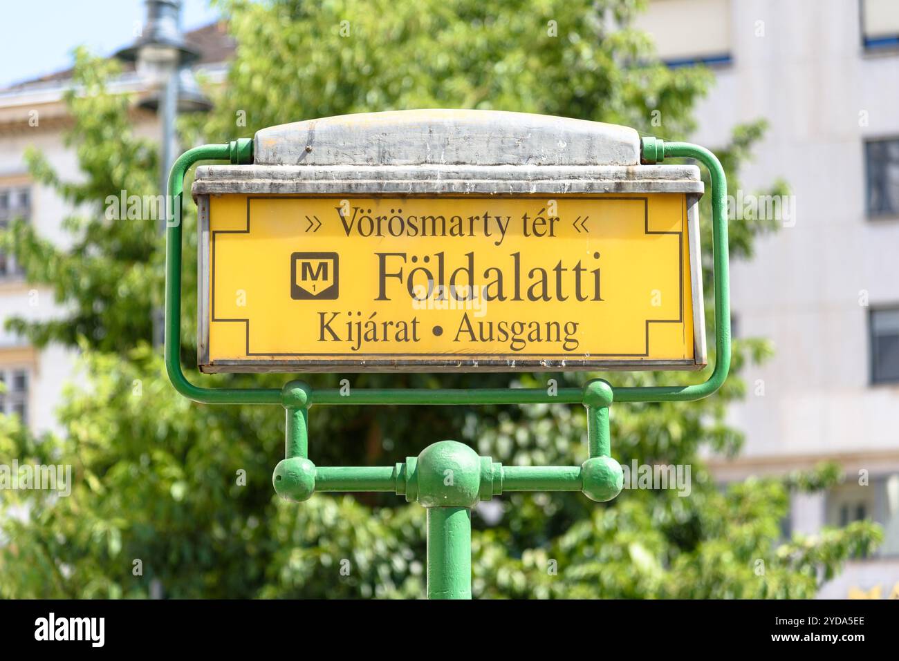 Un panneau pour la sortie de la ligne de métro 1 à Vorosmarty ter à Budapest, Hongrie Banque D'Images