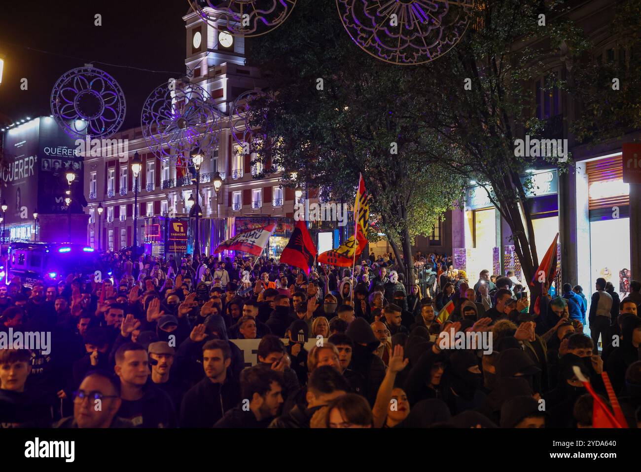 Madrid, Espagne. 25 octobre 2024. Une centaine d'extrémistes de droite du Falange espagnol ont manifesté cet après-midi dans le centre de Madrid pour protester contre la croissance de l'"immigration illégale" en Europe sous le slogan: "Face à leur invasion, la remigration". Crédit : D. Canales Carvajal/Alamy Live News Banque D'Images