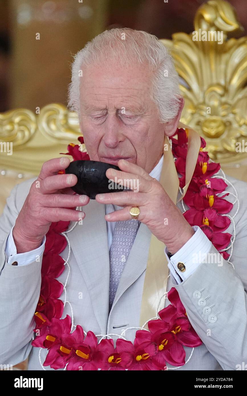 Le roi Charles III buvant du kava lors d'une cérémonie d'adieu au village de Siumu le dernier jour de la visite royale en Australie et aux Samoa. Date de la photo : samedi 26 octobre 2024. Banque D'Images