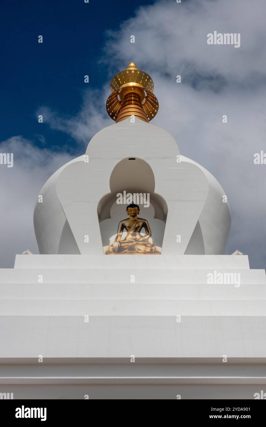 Dans le bouddhisme, un stupa est un monument qui représente la paix, la prospérité et l'harmonie, contenant des reliques typiquement les restes de moines ou de religieuses bouddhistes, Banque D'Images