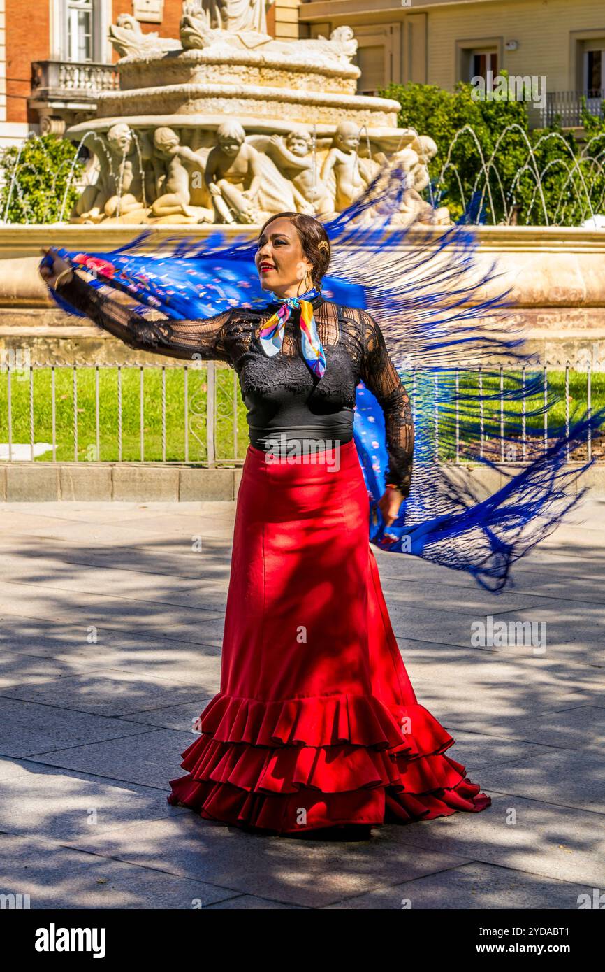 Artiste flamenco et fontaine Hispalis sur la place Puerta de Jerez, Séville, Andalousie, Espagne. Banque D'Images