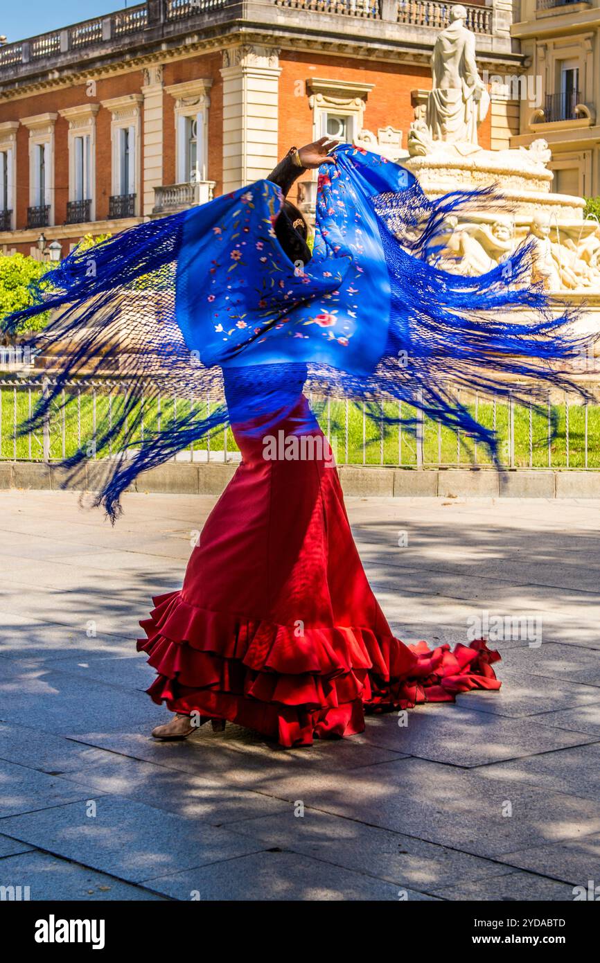 Artiste flamenco et fontaine Hispalis sur la place Puerta de Jerez, Séville, Andalousie, Espagne. Banque D'Images