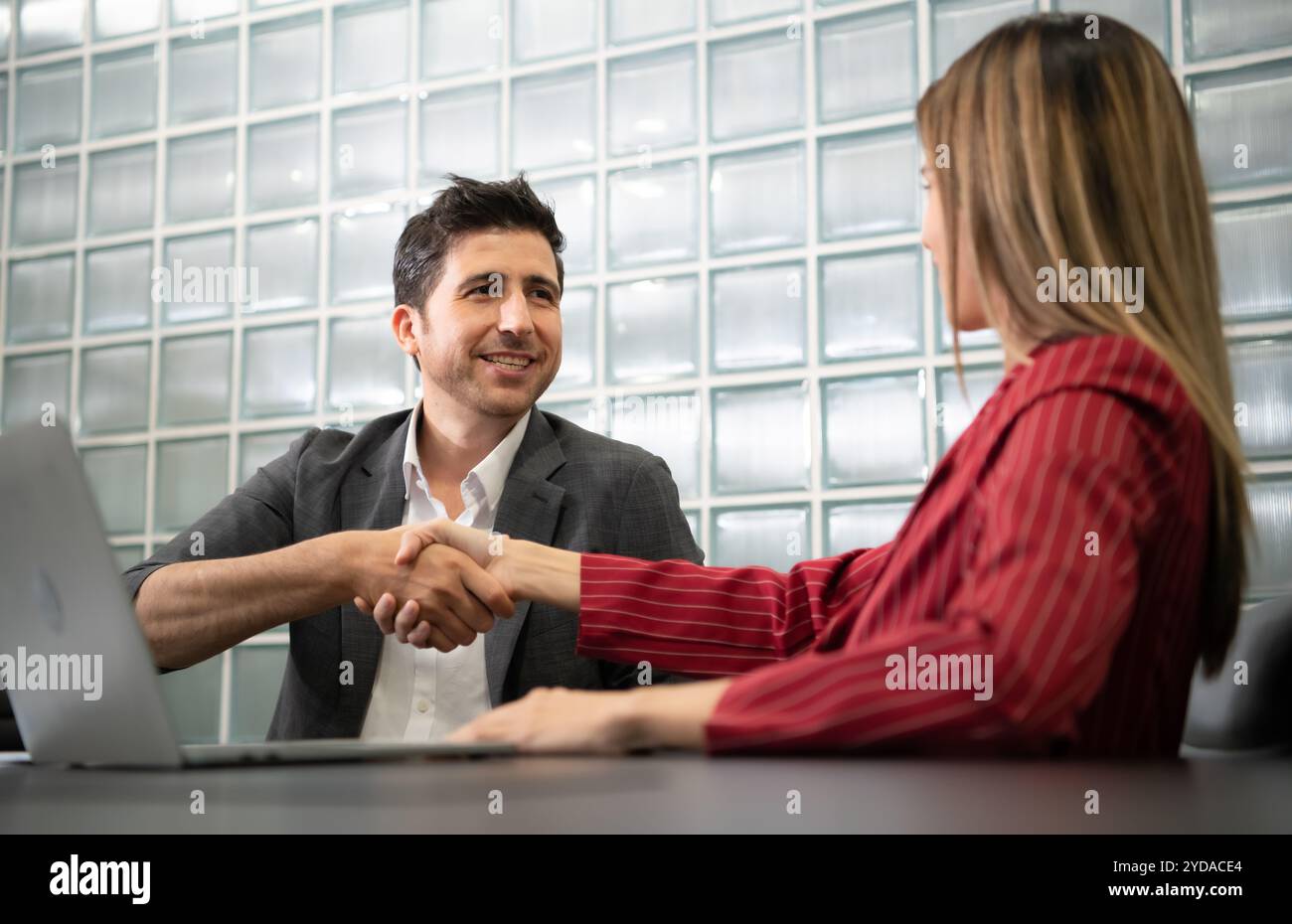 Un groupe de jeunes entrepreneurs. Échange des idées avec de nouveaux travaux Banque D'Images