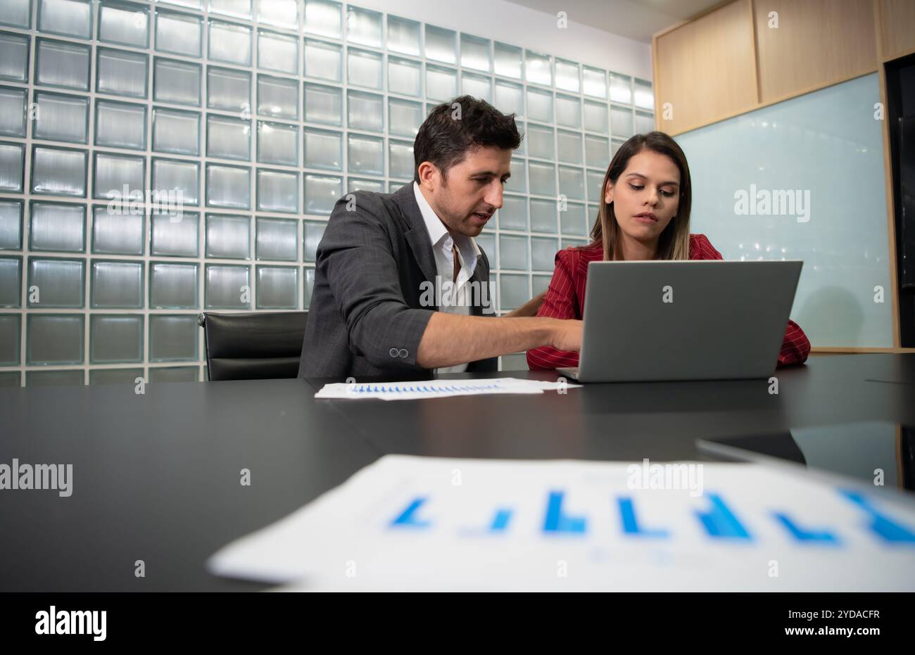 Un groupe de jeunes entrepreneurs. Échange des idées avec de nouveaux travaux Banque D'Images