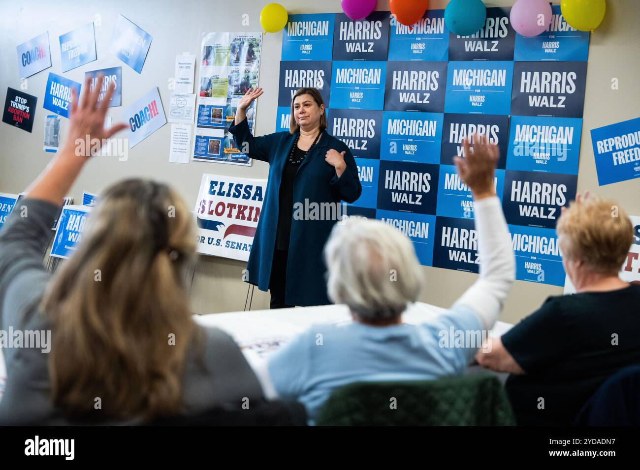 Trenton, États-Unis. 25 octobre 2024. ÉTATS-UNIS - OCTOBRE 25 : Rep. Elissa Slotkin, d-Mich., candidate démocrate au Sénat américain du Michigan, discute avec des volontaires lors d'un lancement de campagne à Trenton, Mich., le vendredi 25 octobre 2024. Slotkin se présente contre l'ancien Rep. Mike Rogers, R-Mich. (Tom Williams/CQ Roll Call/SIPA USA) crédit : SIPA US/Alamy Live News Banque D'Images