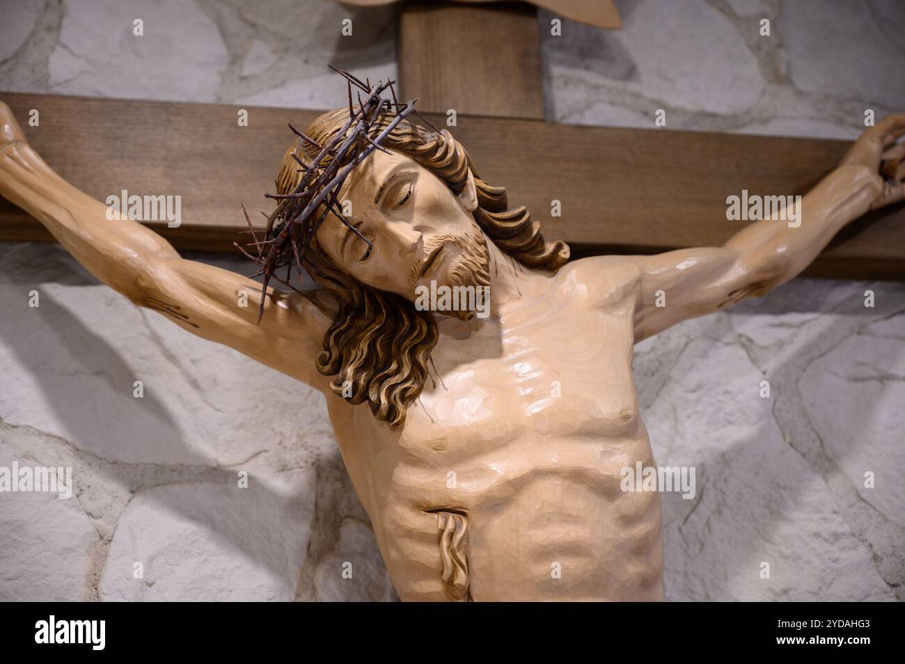 Jésus sur la Croix. La chapelle du Zentrum Johannes Paul II [Centre Saint-Jean-Paul II] à Vienne, Autriche. Banque D'Images