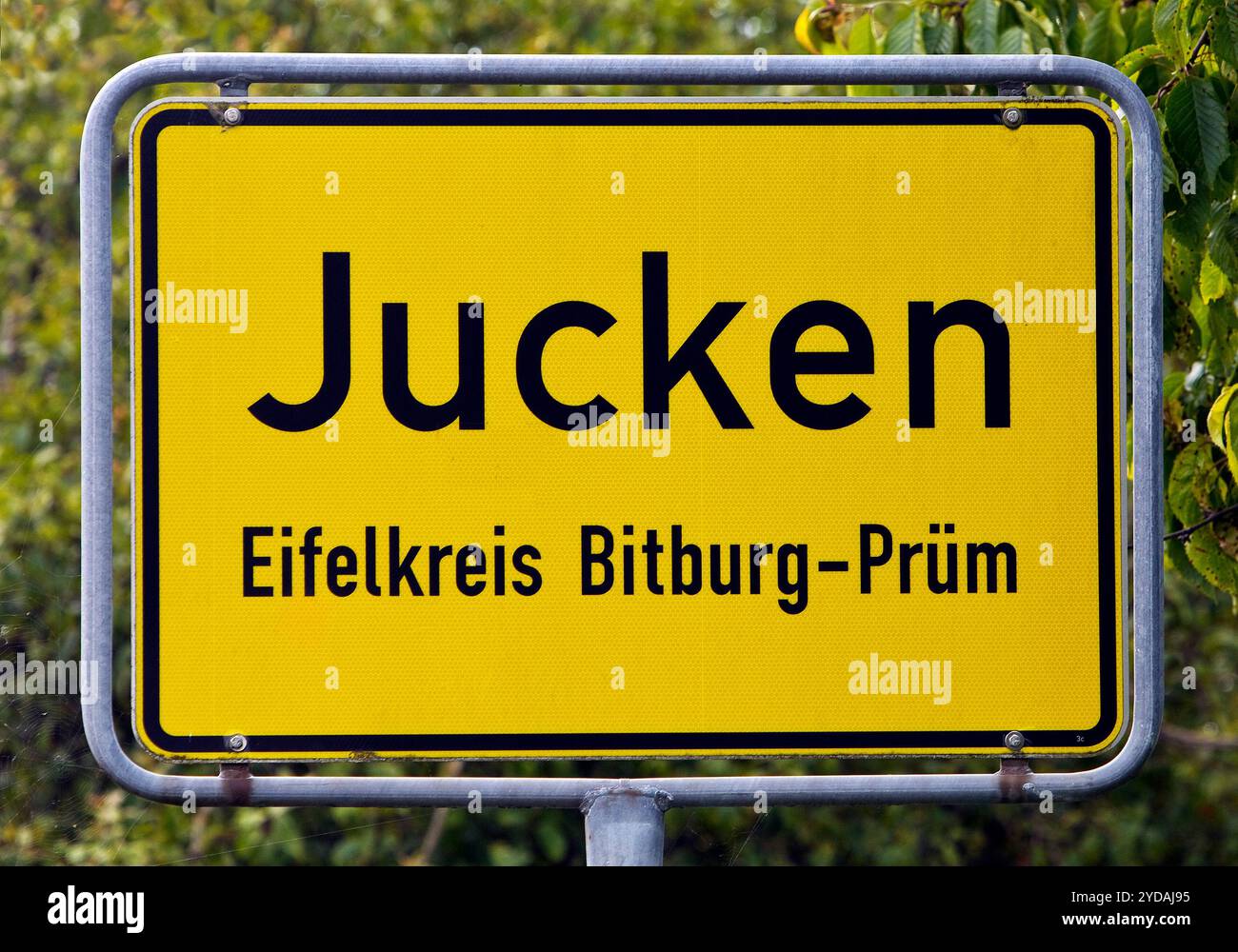 Panneau de nom de lieu Jucken, municipalité dans le sud de l'Eifel, Rhénanie-Palatinat, Allemagne, Europe Banque D'Images