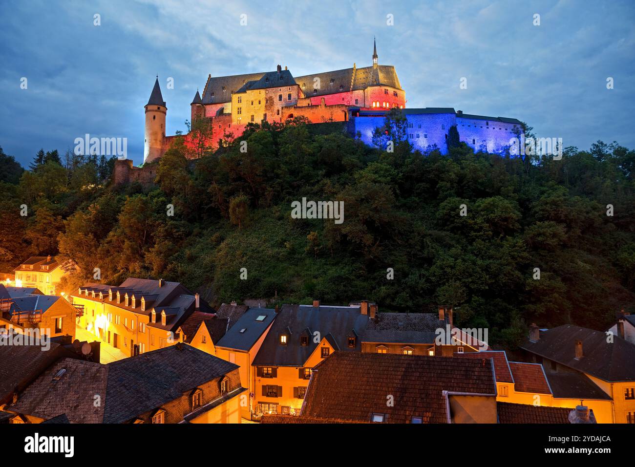 Château de Vianden, illuminé aux couleurs du drapeau du Luxembourg le jour de la fête nationale, Vianden Banque D'Images