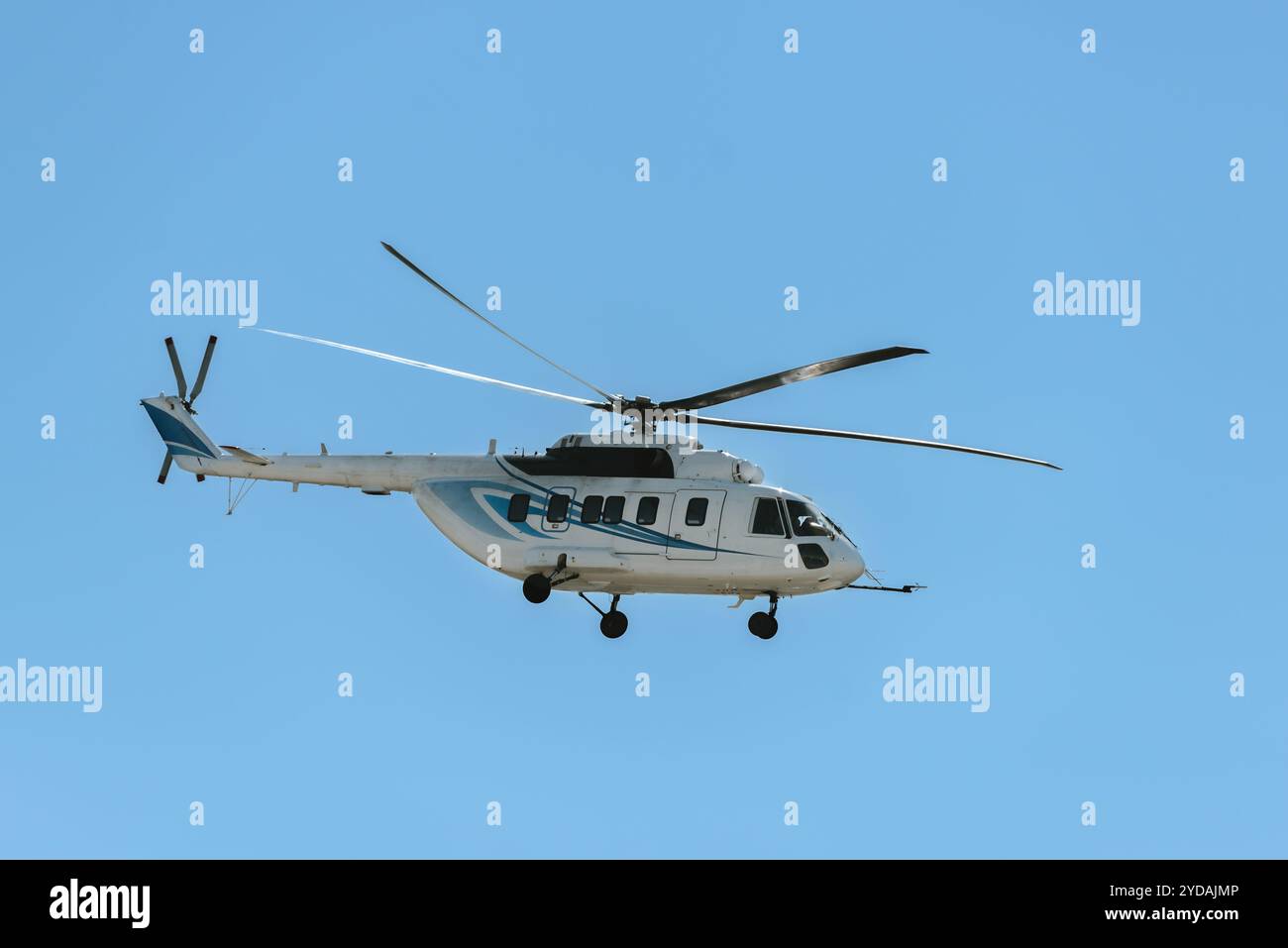 Grand hélicoptère de transport civil offshore vole des avions à voilure tournante en acier ignifuge capots bleu ciel Banque D'Images