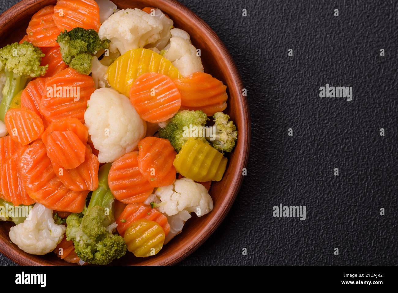 Délicieux légumes frais brocoli, chou-fleur, carottes cuits à la vapeur avec du sel Banque D'Images