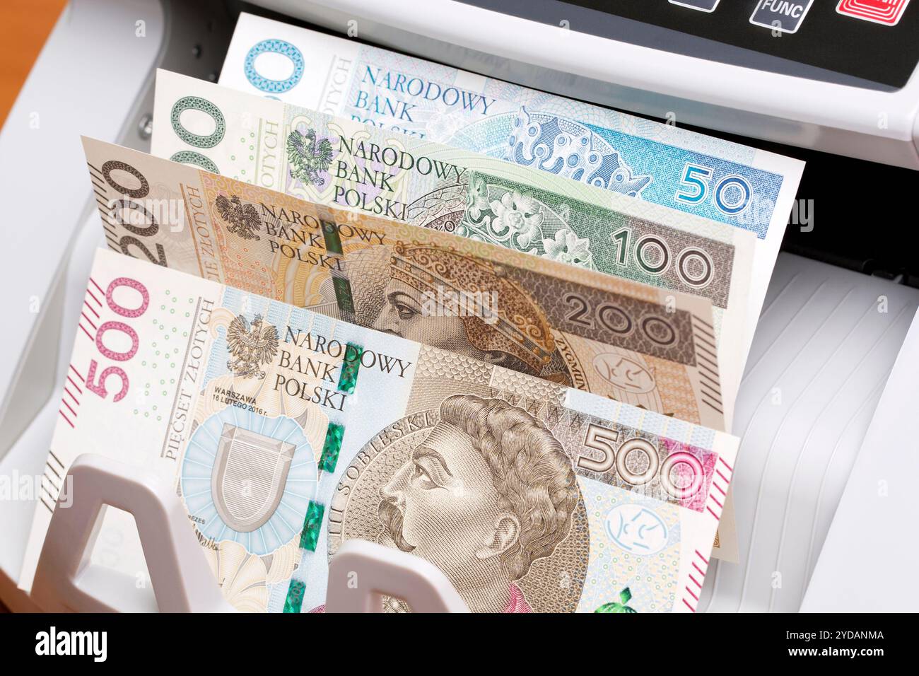 Zloty polonais dans la machine à compter Banque D'Images