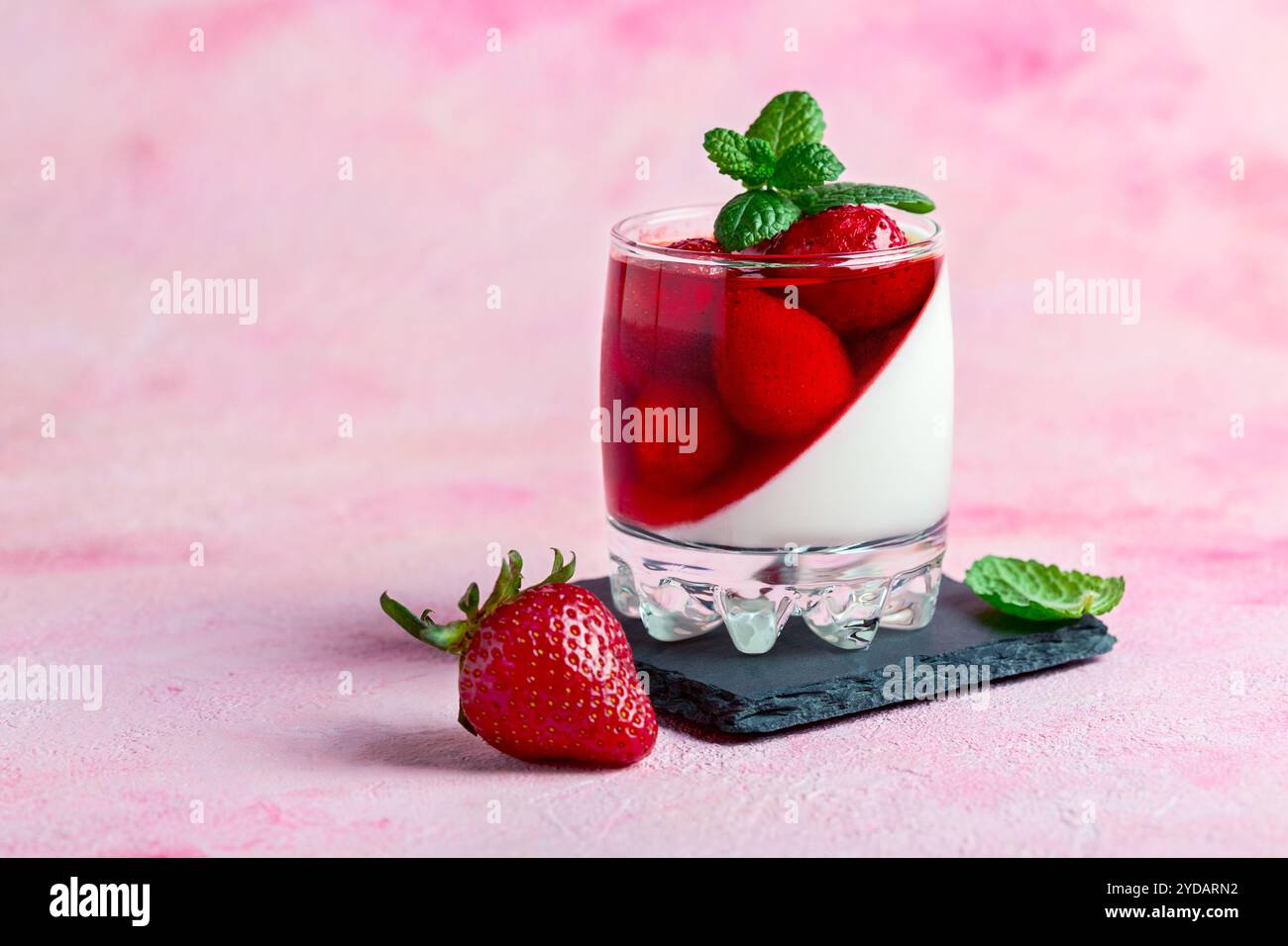 Fraise et panna cotta crémeuse. Banque D'Images
