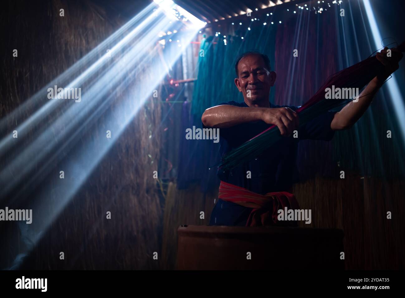 Faire bouillir l'arbre de lin est la première étape de teinture en différentes couleurs pour tisser des tapis. Banque D'Images