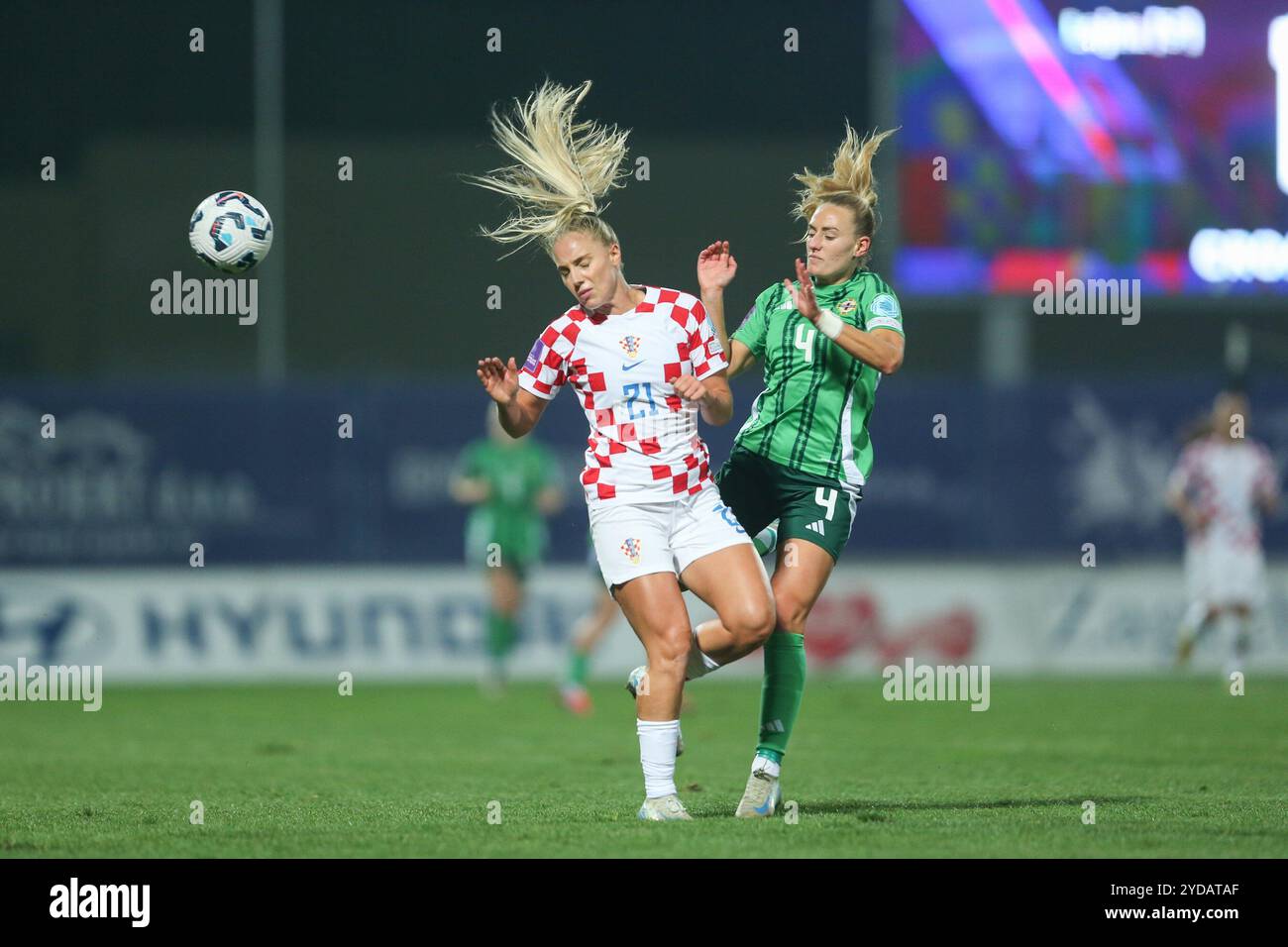 Varazdin. 25 octobre 2024. Ana Maria Markovic (à gauche) de Croatie participe au match de première manche des qualifications supplémentaires du Championnat d'Europe de football féminin entre la Croatie et l'Irlande du Nord à Varazdin, Croatie, le 25 octobre 2024. Crédit : Luka Batelic/PIXSELL via Xinhua/Alamy Live News Banque D'Images