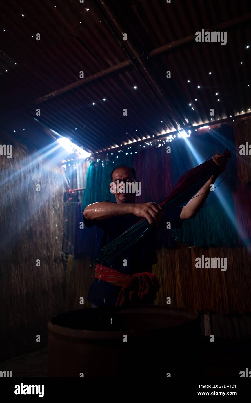 Faire bouillir l'arbre de lin est la première étape de teinture en différentes couleurs pour tisser des tapis. Banque D'Images