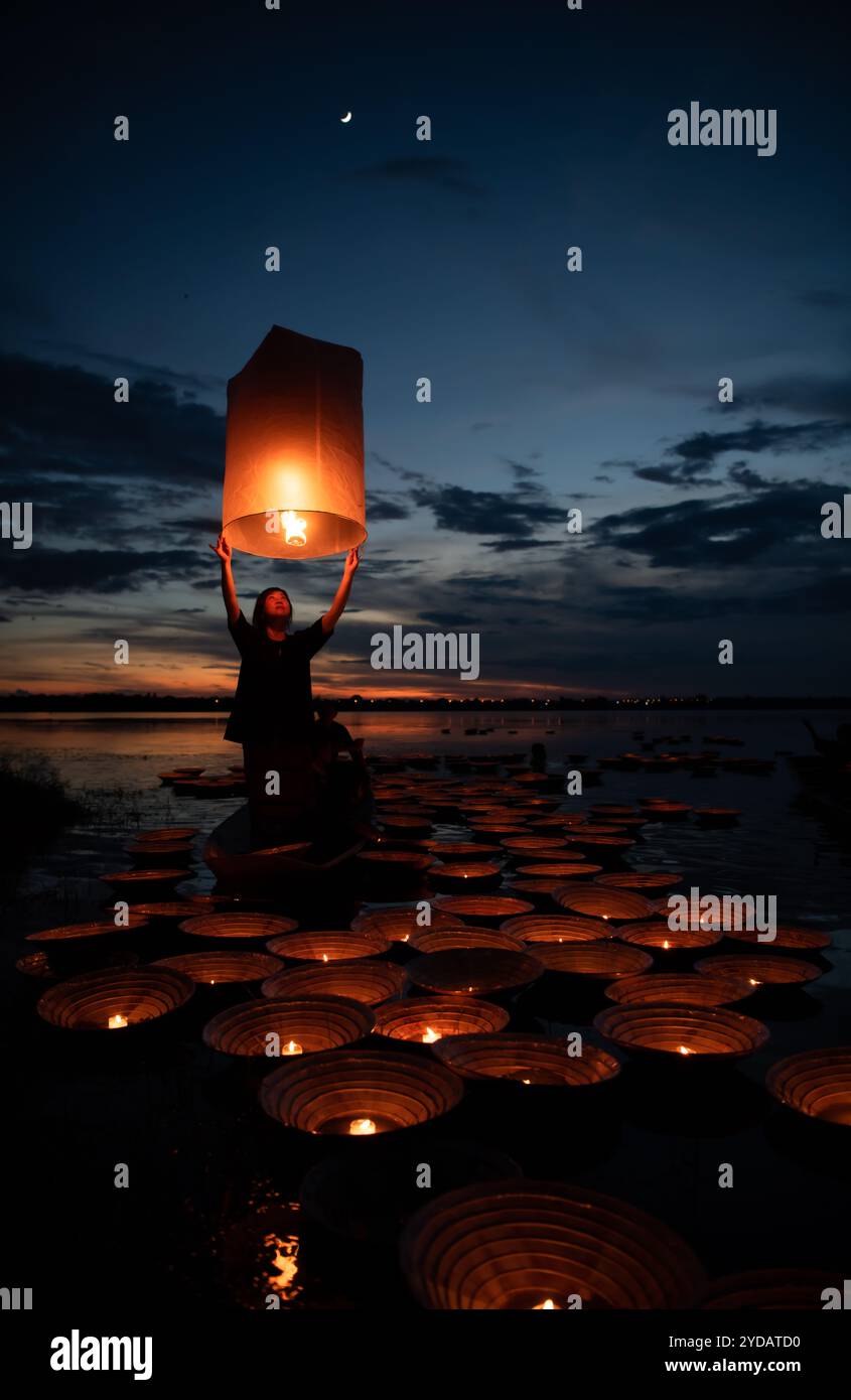 Les thaïlandais sortent pour flotter le Krathong le jour de pleine lune du 12ème mois de l'année à chaque fois. Cela a une longue date Banque D'Images