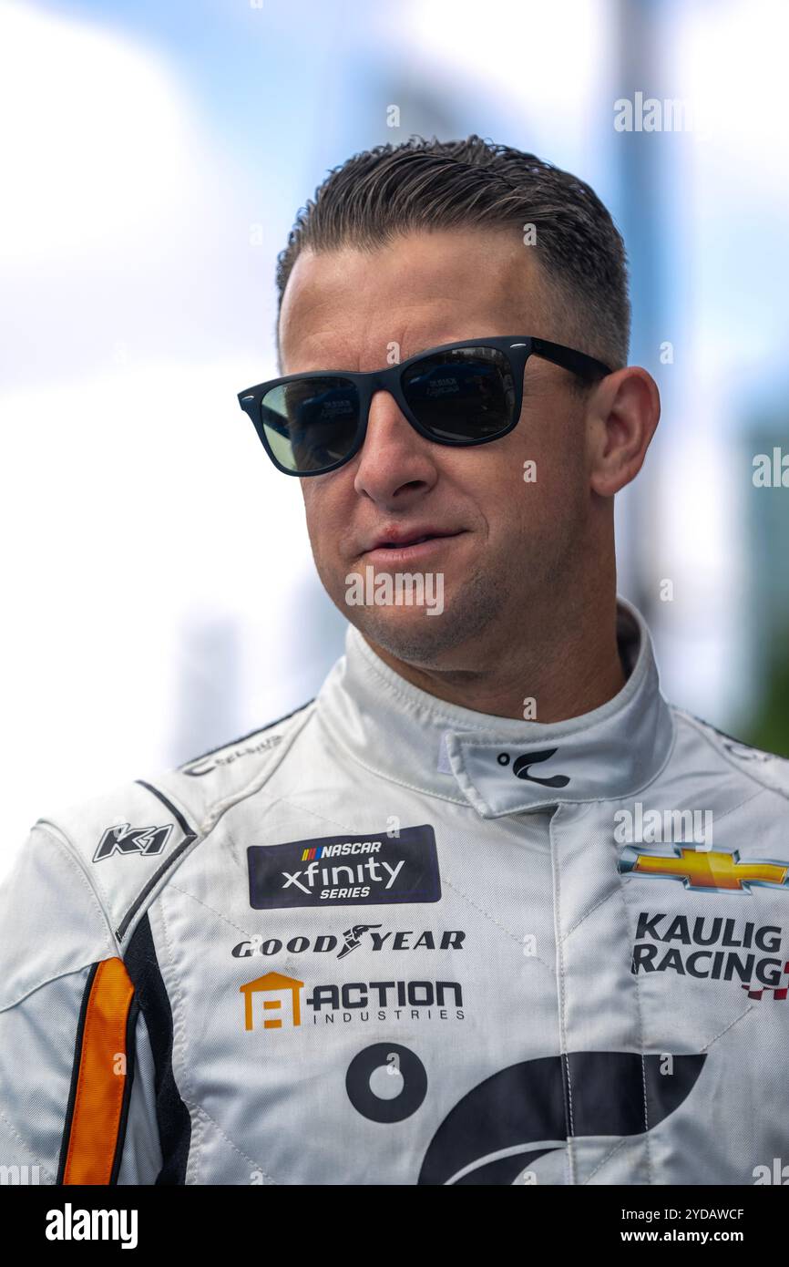 Le pilote NASCAR Xfinity Series, AJ Allmendinger, prend la piste pour s'entraîner pour la Loop 110 à Chicago, il, États-Unis. Banque D'Images