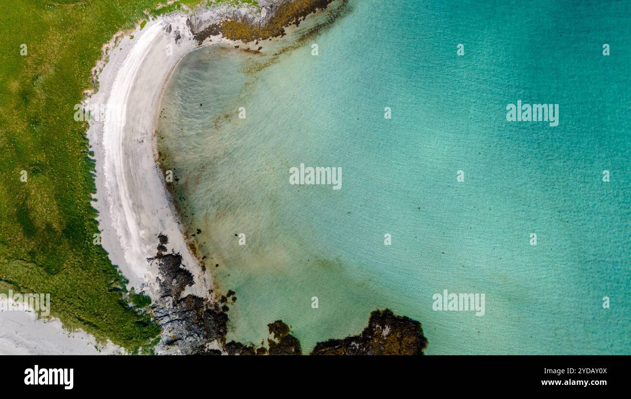 Côte norvégienne : une plage de sable blanc rencontre des eaux turquoises, Kolbeinsanden Beach, Lofoten Banque D'Images