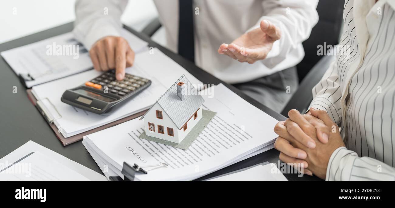 Investissement immobilier assurance immobilière et sécurité. Agent immobilier offre maison Banque D'Images