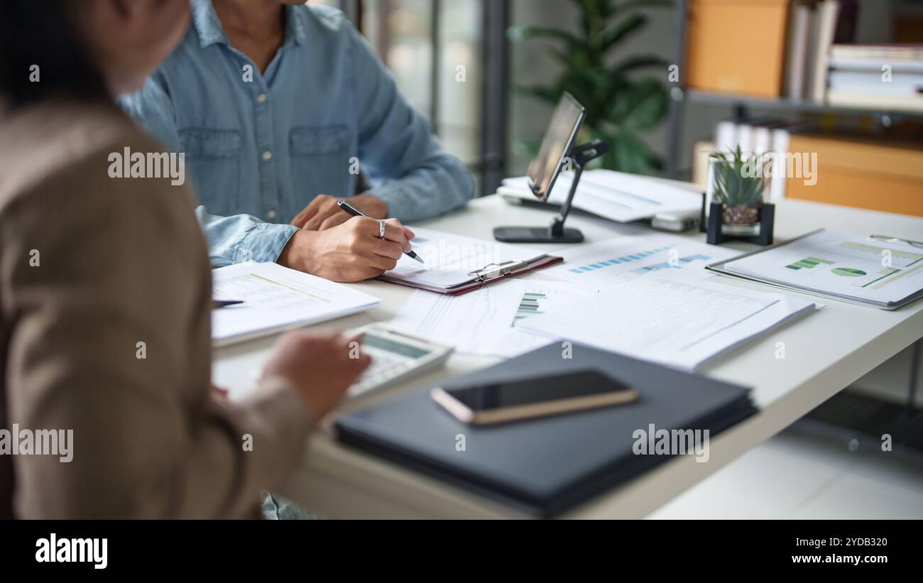 Équipe sérieuse réunion d'affaires diversité personnes dans une salle de réunion moderne salle de réunion bureau professionnel Banque D'Images