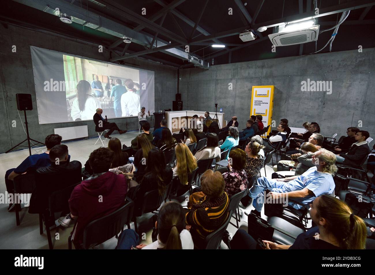 LVIV, UKRAINE - 25 OCTOBRE 2024 - les participants assistent à la conférence du neurochirurgien britannique Henry Marsh « pourquoi le travail d’équipe est-il si important en médecine ? Quelle devrait être la communication efficace entre les médecins au sein de l’équipe ? » Au pôle de formation de l’hôpital Panteleimon de la première Association médicale territoriale de Lviv, Ukraine occidentale Banque D'Images