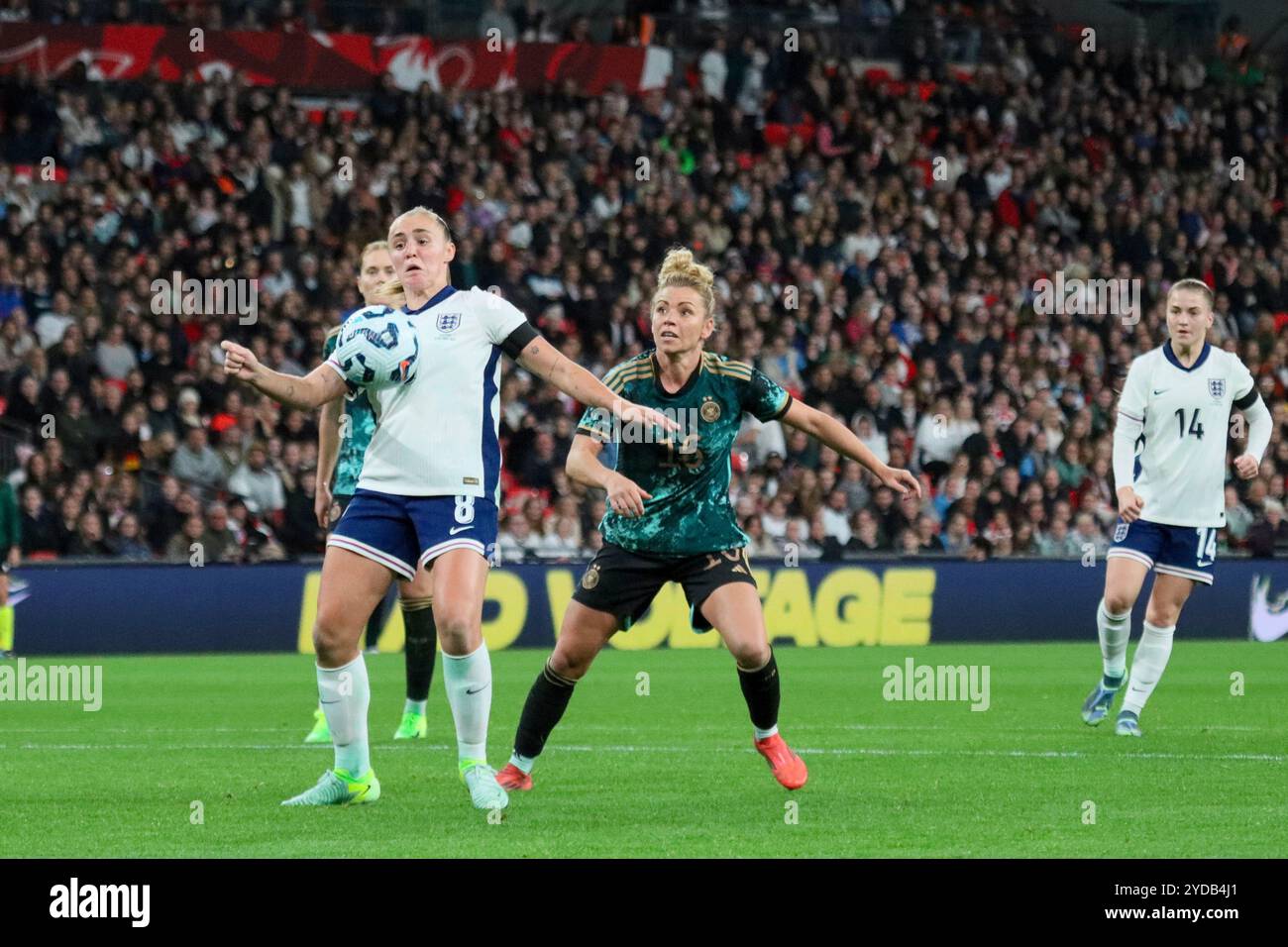 Londres, Angleterre 25. Oktober 2024 : Testspiel Fußball-Frauen-Nationalmannschaft - 2024 - England vs. Deutschland Im Bild : v.Li. im Zweikampf Georgia Stanway (England) und Linda Dallmann (Deutschland) crédit : dpa Picture alliance/Alamy Live News Banque D'Images