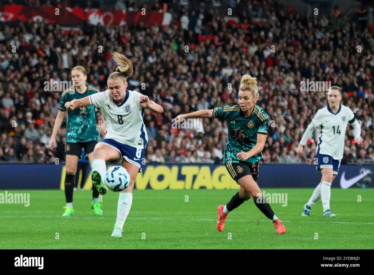 Londres, Angleterre 25. Oktober 2024 : Testspiel Fußball-Frauen-Nationalmannschaft - 2024 - England vs. Deutschland Im Bild : v.Li. im Zweikampf Georgia Stanway (England) und Linda Dallmann (Deutschland) crédit : dpa Picture alliance/Alamy Live News Banque D'Images