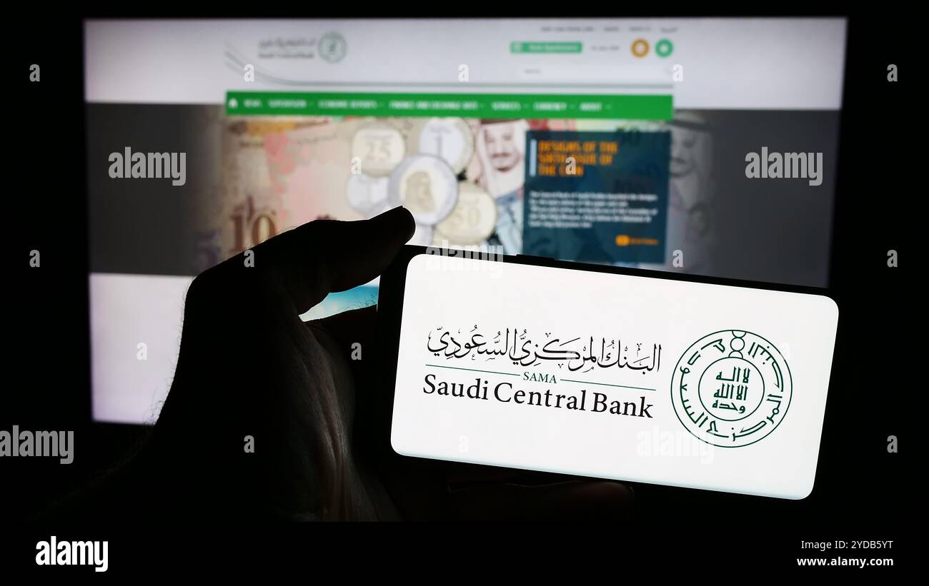 Allemagne. 14 juin 2024. Dans cette illustration photo, une personne tient un téléphone portable avec le logo de l'institution financière Saudi Central Bank (SAMA) devant la page Web. (Photo timon Schneider/SOPA images/SIPA USA) *** strictement à des fins éditoriales *** crédit : SIPA USA/Alamy Live News Banque D'Images