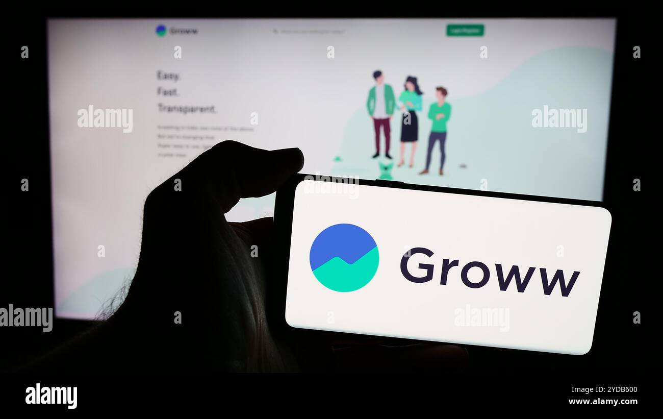 Allemagne. 12 juin 2024. Dans cette illustration photo, une personne tient un téléphone portable avec le logo de la société indienne de fintech Groww Invest Tech Pvt. Ltd devant la page Web de l'entreprise. (Photo timon Schneider/SOPA images/SIPA USA) *** strictement à des fins éditoriales *** crédit : SIPA USA/Alamy Live News Banque D'Images