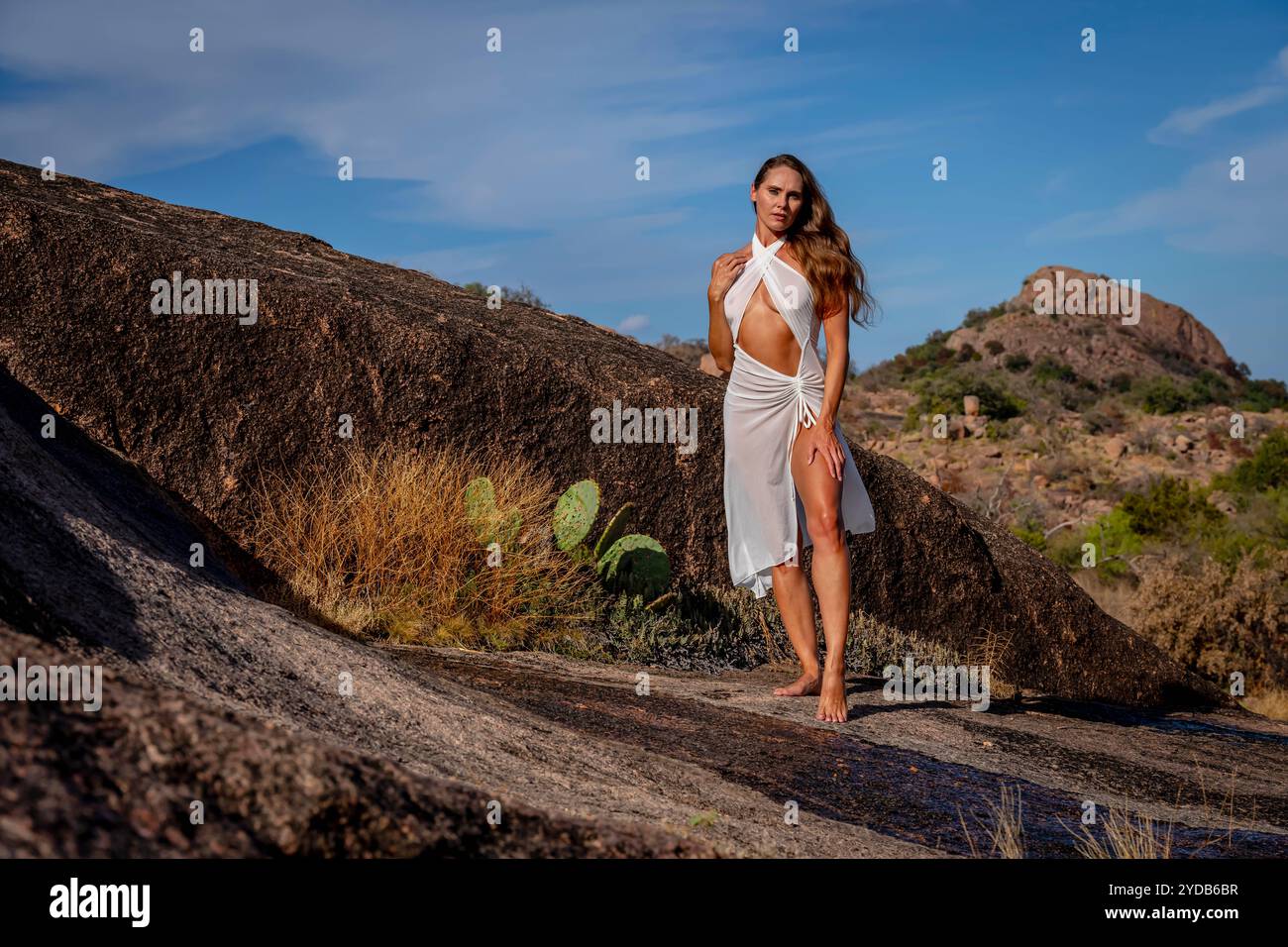 Un joli modèle Brunette pose à l'extérieur tout en profitant du temps de l'automne Banque D'Images