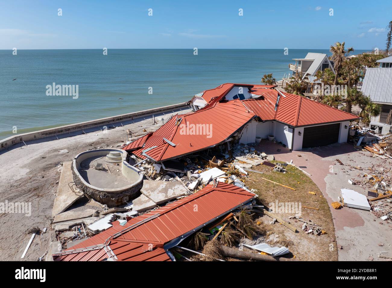 Ouragan Milton onde de tempête graves dommages à une maison en bord de mer à Manasota Key, en Floride. Maison détruite sur la côte du golfe Banque D'Images