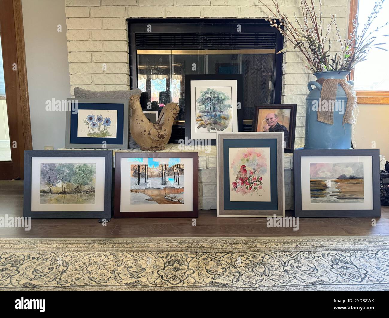 Aquarelles nouvellement matées et encadrées par l'artiste Betty LaRue. Paysages, oiseau de Finch maison, et un floral. Soutenu devant la cheminée. ÉTATS-UNIS. Banque D'Images