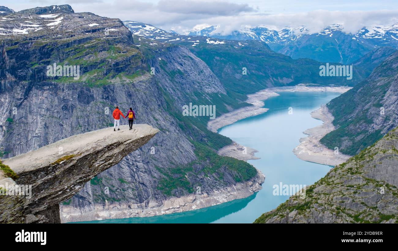 Une vue imprenable sur le fjord norvégien, Trolltunga, Norvège, Banque D'Images