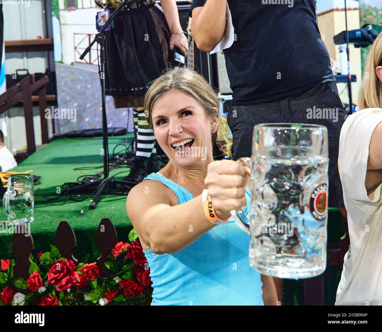 Un participant participe au concours Stein Holding à cette année Oktoberfest of the Palm Beaches le 12 octobre 2024 à Lake Worth, FL. La 50e Oktoberfest annuelle organisée par l'American German Club. itís la plus grande et la plus authentique Oktoberfest de la région du sud de la Floride. Une centaine de personnes y ont assisté entre les deux week-ends (12-14 octobre et 18-20 octobre). Banque D'Images