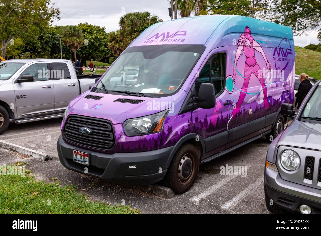 Le van violet Sarah Hokom / MVP Disc Sports Ford transit garé à West Palm Beach, Floride, États-Unis. Banque D'Images