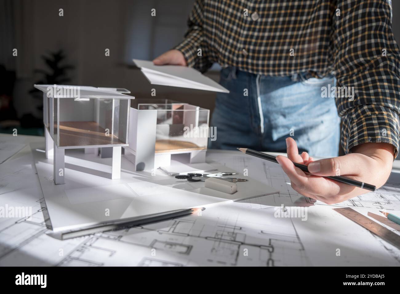 Modèle de maison sur Buleprint construction dessin et matériel de dessin stationnaire architecte analysant maison modelÂ maison moderne dans Banque D'Images