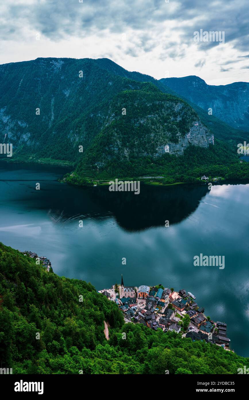 Vue panoramique sur le village de Hallstatt sur le lac Hallstatt en Autriche. Banque D'Images