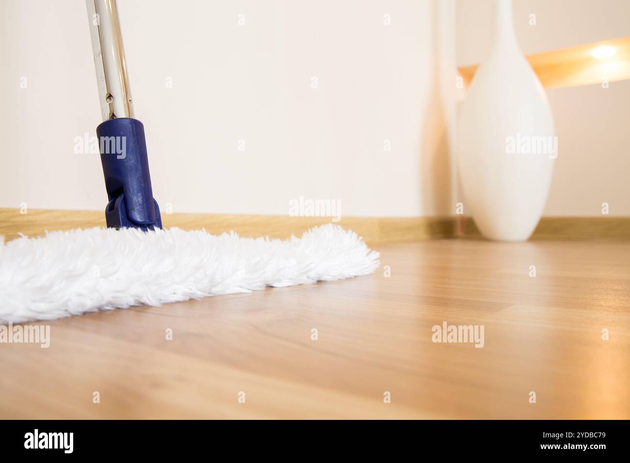 Plancher en bois avec balai blanc, concept de service de nettoyage Banque D'Images