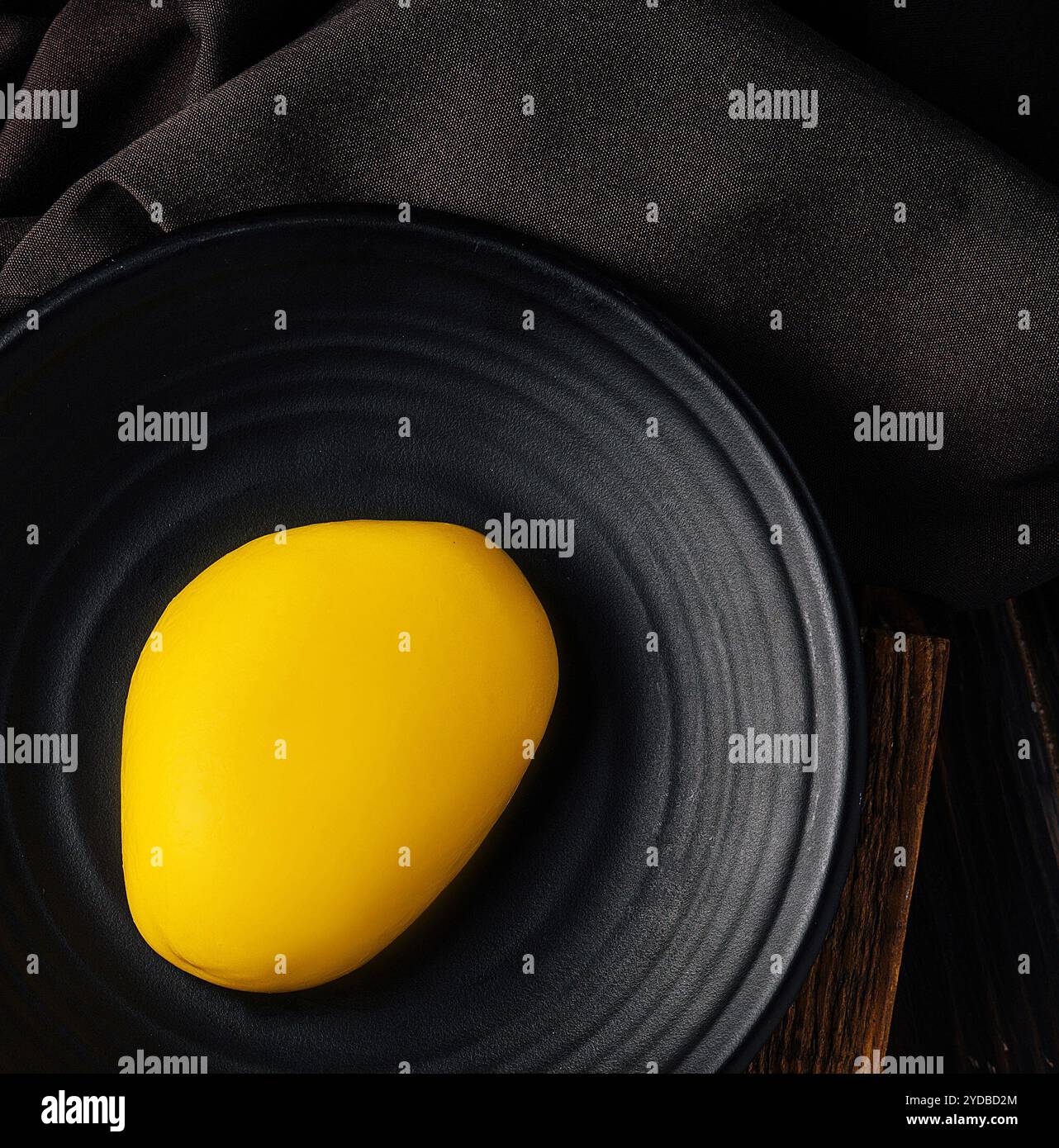 Mini gâteaux contemporains en mousse à la mangue, vue de dessus Banque D'Images